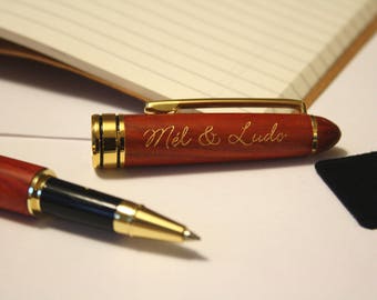 Stylo personnalisé en bois rouge foncé, texte personnalisable gravé et doré, bille roller, cadeau unique anniversaire, mariage, noël rentrée