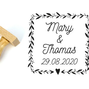 Gepersonaliseerde stempel voor een landelijk huwelijk met bloemenkroon, 4 cm vierkant