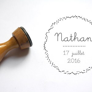 Gepersonaliseerde geboortestempel voor baby's, ronde vorm, stippenpatroon, gepersonaliseerde aankondiging met voornaam en datum, op maat gemaakt in Frankrijk