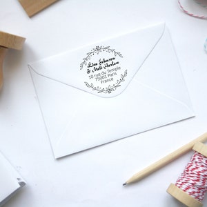 Tampon adresse ou mariage personnalisé, personnalisation d'enveloppe courrier, faire-part, noms texte, style floral, réalisé sur mesure image 2