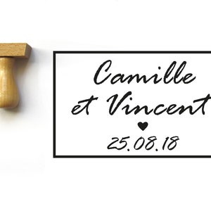 Tampon encreur personnalisé, mariage style classique chic, avec les prénoms et la date du mariage, écriture manuscrite et coeur, 5 x 3 cm