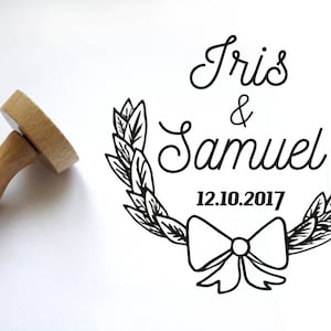 Tampon personnalisable mariage ou baptême, couronne de laurier et noeud papillon, pour faire parts et boîtes à dragées, diamètre 5 cm