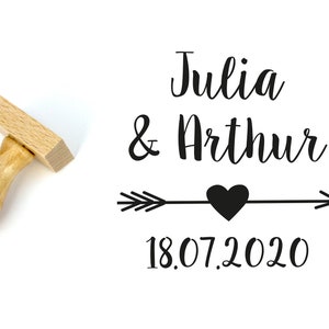 Tampon mariage bohème personnalisé avec les prénoms et la date en écriture manuscrite, motif flèche et coeur, fabriqué en France sur mesure