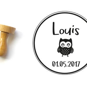 Geboorte, doop, gepersonaliseerd met de naam en de datum, de reden de uil, buffer ronde grootte 4 cm