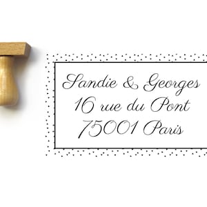 Tampon personnalisé adresse ou mariage, écriture style manuscrite et motif triangles, forme rectangle bois 5 x 3 cm, fabriqué sur mesure