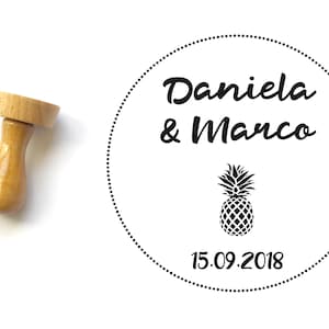 Tampon mariage exotique tropical personnalisable, motif ananas, à personnaliser avec les prénoms des mariés et la date du mariage, rond 4 cm
