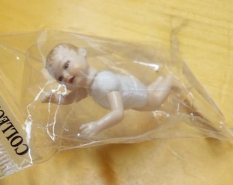 Heidi ott #xkb02 dollhouse miniature 1:12 scale crawling baby doll