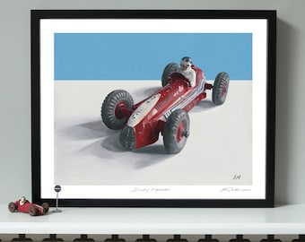 Puede incluir: Una impresión enmarcada de un coche de carreras de juguete rojo con un conductor con un casco blanco. El coche está sobre una superficie blanca con un fondo azul. La impresión está firmada "Dinky Maserati" y "SN".