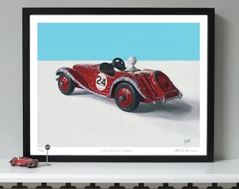Puede incluir: Una impresión enmarcada de un coche de juguete rojo con un fondo azul. El coche tiene el número 24 en el lateral y está firmado por el artista, "Davy MS Moore".