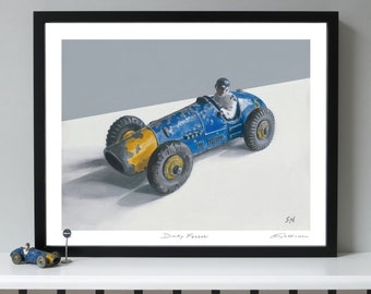 Puede incluir: Un coche de carreras de juguete azul y amarillo con un conductor con un traje de carreras blanco. El coche está sobre una superficie blanca y el fondo es gris. El texto "Dinky Ferrari" está impreso debajo del coche.