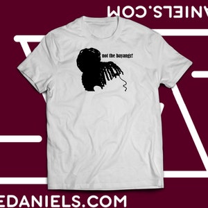 Peut inclure: T-shirt blanc avec une silhouette noire d'une personne avec des dreadlocks et le texte "not the bayangz!"