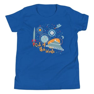 以下が含まれることがあります： レトロな宇宙をテーマにしたグラフィックが特徴の、ロイヤルブルーのTシャツです。デザインには、ロケット、惑星、空飛ぶ円盤、オレンジ色の「Out of this World」の文字が含まれています。このTシャツは柔らかい素材で作られています。