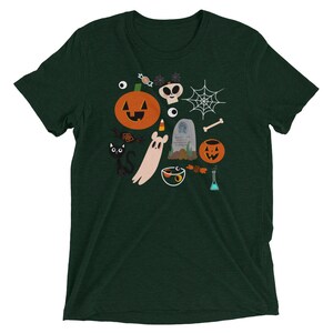 K&ouml;nnte beinhalten: Dunkelgr&uuml;nes T-Shirt mit einem Halloween-Motiv. Das Design zeigt einen K&uuml;rbis, einen Geist, eine schwarze Katze, ein Spinnennetz, einen Totenkopf, S&uuml;&szlig;igkeiten und einen Grabstein. Das T-Shirt besteht aus einem weichen, bequemen Material.