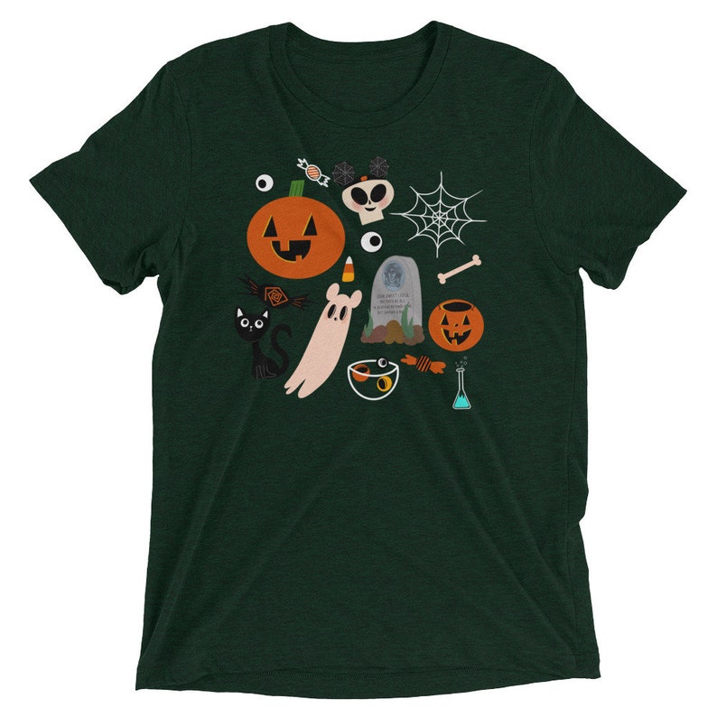 K&ouml;nnte beinhalten: Dunkelgr&uuml;nes T-Shirt mit einem Halloween-Motiv. Das Design zeigt einen K&uuml;rbis, einen Geist, eine schwarze Katze, ein Spinnennetz, einen Totenkopf, S&uuml;&szlig;igkeiten und einen Grabstein. Das T-Shirt besteht aus einem weichen, bequemen Material.