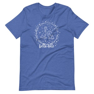 Puede incluir: Una camiseta azul real con un dise&ntilde;o blanco de tres perros formando una constelaci&oacute;n con estrellas y el texto "bella notte".