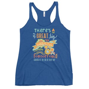 Op de afbeelding: Een blauw tanktop met een kleurrijke afbeelding met de tekst "There's a great big beautiful tomorrow shining at the end of every day."