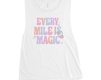 Könnte beinhalten: Weißes Muscle-Tanktop mit einem bunten Aufdruck, der "Every Mile is Magic" sagt, mit einem rosafarbenen Mickey-Maus-Ohrenband.