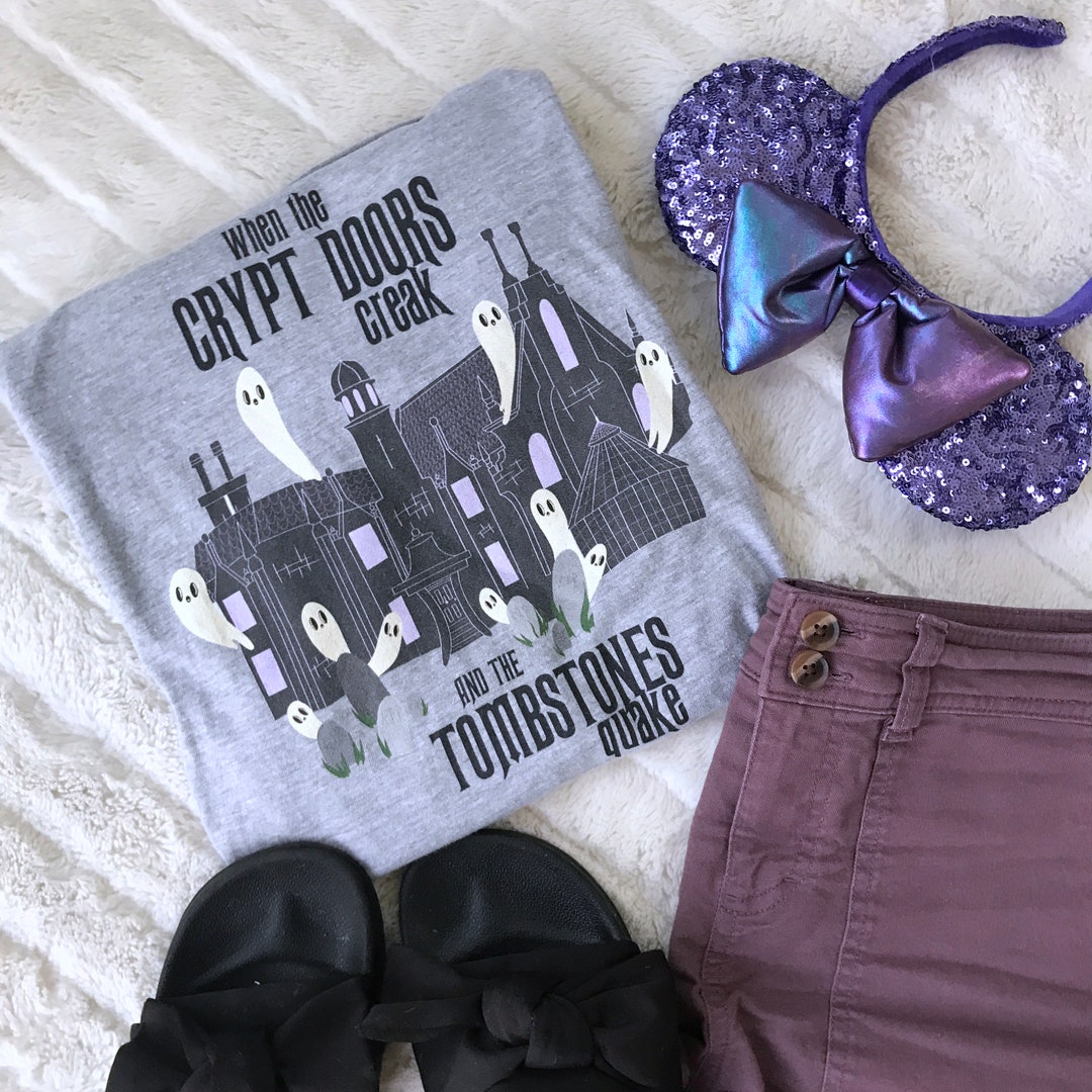 Camiseta de la Mansión Embrujada: Camiseta con frase de fantasmas  sonrientes y siniestros - Etsy México, image size:1080x1080