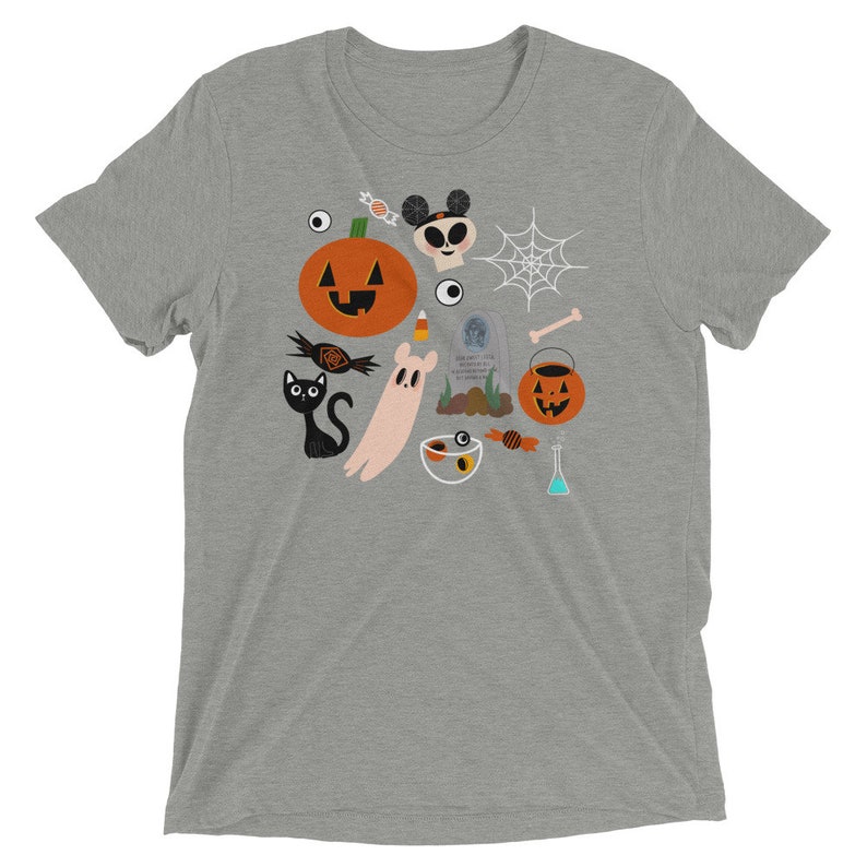K&ouml;nnte beinhalten: Hellgraues T-Shirt mit einem Halloween-Motiv. Das Design zeigt einen K&uuml;rbis, eine schwarze Katze, einen Geist, S&uuml;&szlig;igkeiten, ein Spinnennetz, einen Totenkopf und einen Grabstein. Das T-Shirt besteht aus einem weichen, bequemen Material.