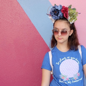 Disney Blumen und Garten Epcot T-Shirt Raumschiff Erde Disney Shirt mit Audrey Hepburn Zitat Disney T-Shirt