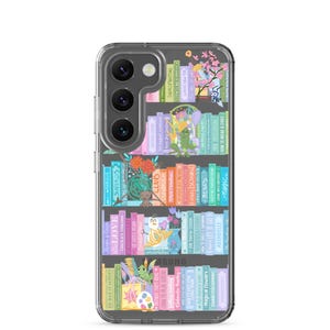 Può includere: Custodia trasparente per telefono con un design di libreria stravagante. La custodia mostra dorsi di libri colorati con titoli come "Love", "Clans" e "Bears". Adorabili illustrazioni di una rana, un orso e altre creature sono sparse nel design.
