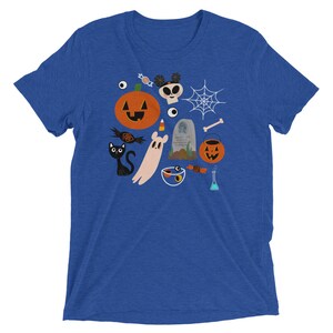 K&ouml;nnte beinhalten: Blaues T-Shirt mit einem Halloween-Motiv. Das Design zeigt einen K&uuml;rbis, eine schwarze Katze, einen Geist, ein Spinnennetz, S&uuml;&szlig;igkeiten und einen Grabstein. Das T-Shirt besteht aus einem weichen, bequemen Material.