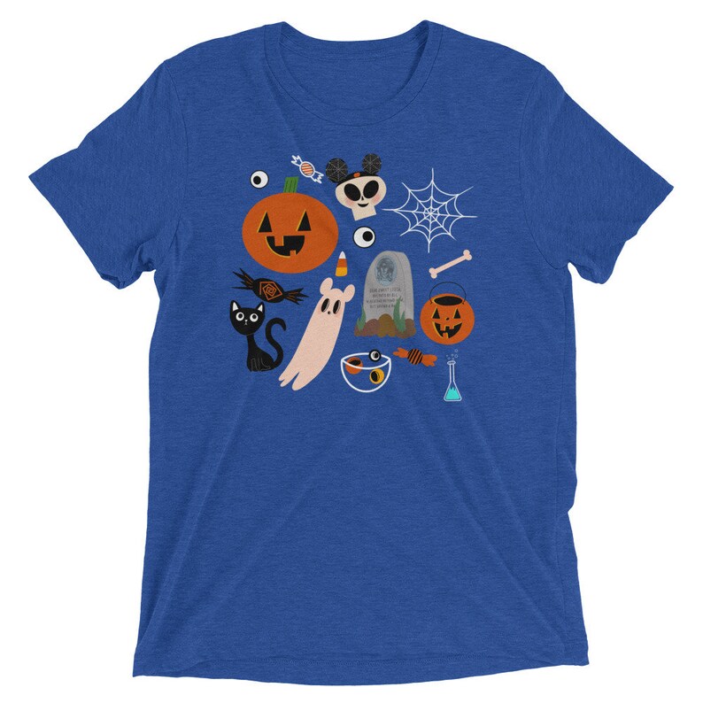 K&ouml;nnte beinhalten: Blaues T-Shirt mit einem Halloween-Motiv. Das Design zeigt einen K&uuml;rbis, eine schwarze Katze, einen Geist, ein Spinnennetz, S&uuml;&szlig;igkeiten und einen Grabstein. Das T-Shirt besteht aus einem weichen, bequemen Material.