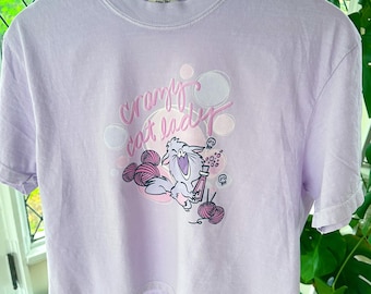 Camiseta corta Crazy Cat Lady Comfort Colors con gato morado de Yzma Disney Villain y ovillo de lana de Mickey Disney. Camiseta cuadrada gruesa para mujer.