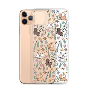 Puede incluir: Carcasa transparente para teléfono con un patrón colorido de gatos, flores y la Torre Eiffel. La carcasa está diseñada para un iPhone.