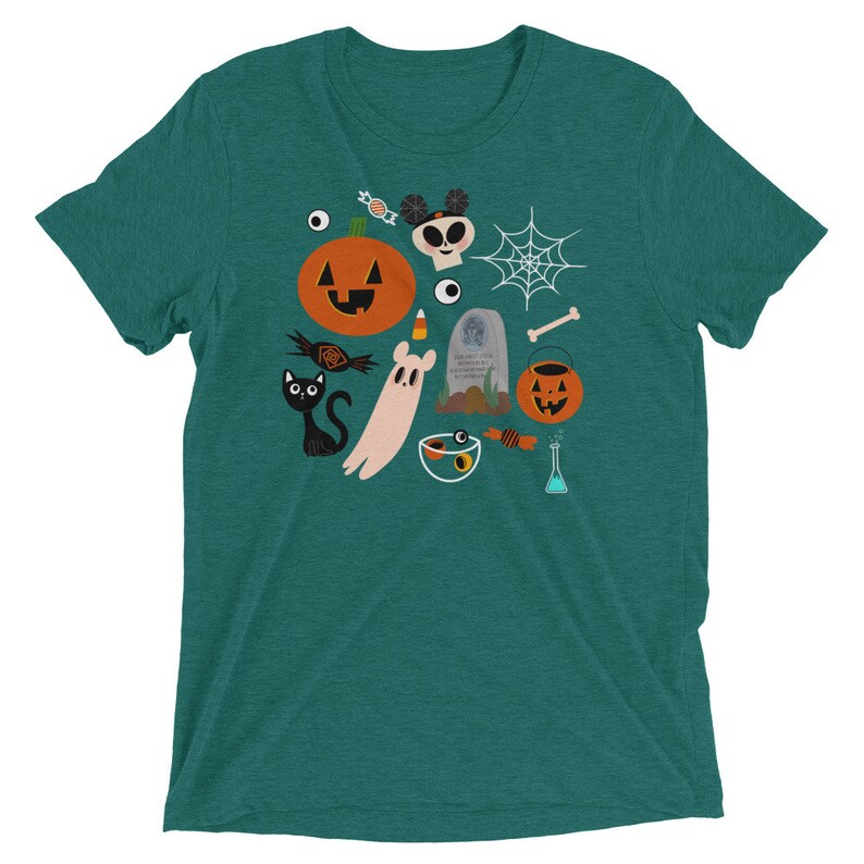 K&ouml;nnte beinhalten: T&uuml;rkisfarbenes Kurzarm-T-Shirt mit einem Halloween-Motiv. Das Design umfasst einen K&uuml;rbis, einen Totenkopf, einen Geist, eine schwarze Katze, S&uuml;&szlig;igkeiten, ein Spinnennetz, einen Grabstein und andere gruselige Elemente. Ein lustiges und festliches T-Shirt f&uuml;r Halloween.