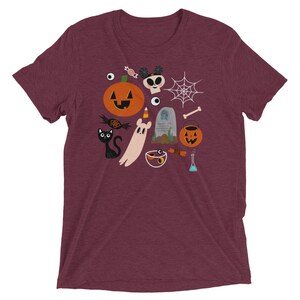 K&ouml;nnte beinhalten: Burgunderfarbenes Kurzarm-T-Shirt mit einem Halloween-Motiv. Das Design umfasst einen K&uuml;rbis, einen Totenkopf, einen Geist, ein Spinnennetz, S&uuml;&szlig;igkeiten und eine schwarze Katze. Das Shirt besteht aus einem weichen, bequemen Material.