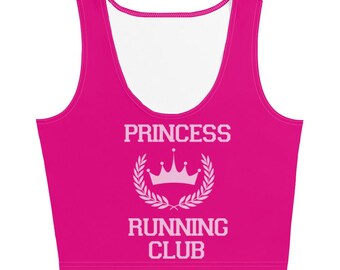 Può includere: Un top corto rosa acceso con la scritta bianca "PRINCESS RUNNING CLUB". Il design include una corona e una corona d'alloro. Il top è senza maniche e ha uno scollo tondo.