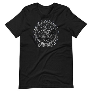 Puede incluir: Camiseta negra con un dise&ntilde;o blanco de tres perros en una constelaci&oacute;n con estrellas y el texto "bella notte".