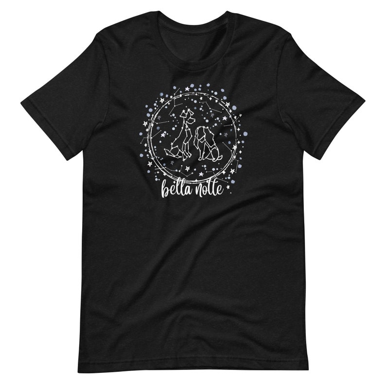 Puede incluir: Camiseta negra con un dise&ntilde;o blanco de tres perros en una constelaci&oacute;n con estrellas y el texto "bella notte".