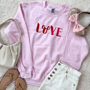 Love Disney Sweatshirt BESTICKT Disney Valentinstag Disney Outfit Disney Love Sweatshirt - 2-farbige Stickerei