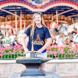 Camiseta de Disney de La Espada en la Piedra, Leyenda del Rey Arturo, Letra de la Canción de Merlín, Camiseta de Disney