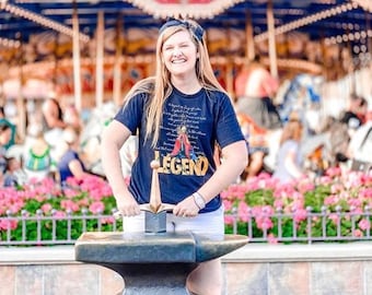 Camiseta Disney A Espada na Pedra, Camiseta Lendária do Rei Arthur, Camiseta com a Letra da Música de Merlin, Camiseta Disney