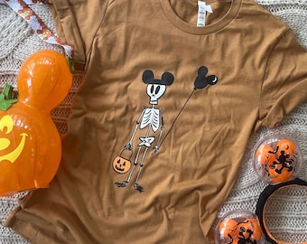ミッキーの風船とトリック・オア・トリート・パンプキンTシャツが描か
