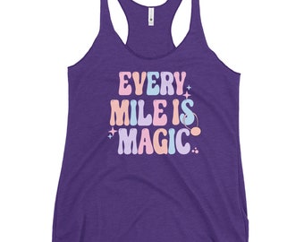 Könnte beinhalten: Ein violettes Racerback-Tanktop mit dem Text "EVERY MILE IS MAGIC" in einer mehrfarbigen Bubble-Schriftart. Das Design enthält kleine Stern- und Kreisakzente in Hellrosa, Hellblau und Weiß, die mittig auf der Vorderseite des Kleidungsstücks platziert sind.
