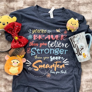 Camiseta com citações da Disney do Ursinho Pooh, você é mais corajoso do que acredita, mais forte do que parece e mais inteligente do que pensa