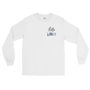 Puede incluir: Camiseta blanca de manga larga con el texto "Hello World" en escritura negra y un gráfico de ovillo de lana azul. La camiseta está hecha de un material suave y tiene cuello redondo.
