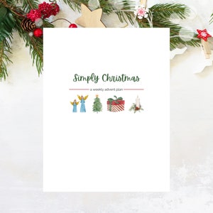 Peut inclure: Un planificateur de Noël imprimable avec le titre "Simply Christmas - un plan d'avent hebdomadaire". Le planificateur présente des illustrations d'anges, d'un sapin de Noël, d'un coffret cadeau et d'une bougie.