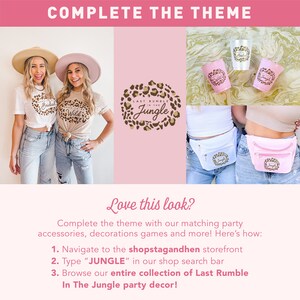 Op de afbeelding: Twee vrouwen dragen shirts met de tekst "Bridal" en "Wild" met een luipaardprint. De vrouwen dragen spijkerbroeken en heuptasjes met een luipaardprint waarop "Last Rumble in the Jungle" staat.
