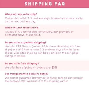 Puede incluir: Un gr&aacute;fico rosa y blanco con el texto "SHIPPING FAQ". El texto responde a preguntas comunes sobre el env&iacute;o, incluyendo el tiempo de procesamiento del pedido, las estimaciones de entrega y las opciones de env&iacute;o expr&eacute;s.