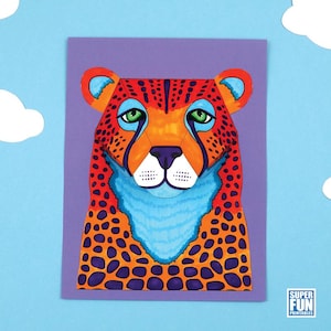 Pode incluir: Uma ilustração colorida do rosto de um guepardo, com tons de laranja, vermelho e azul. O guepardo tem olhos verdes e um pescoço azul. A obra de arte está em um fundo roxo com um céu azul e recortes de nuvens brancas. O texto "SUPER FUN PRINTABLES" está no canto inferior direito.