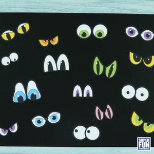 Puede incluir: Un fondo negro con varios ojos saltones de colores de diferentes tamaños y formas. Los ojos son de varios colores, incluyendo verde, azul, morado, amarillo, naranja y blanco.