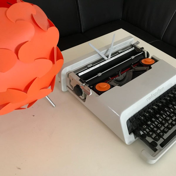 Olivetti Valentine S White - 1970 - RARE Vintage portable QWERTY typewriter