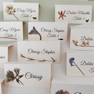 Gepersonaliseerde trouwkaarten met ECHTE bloemen. Aangepaste plaatsingskaarten voor een buitenbruiloft. Tafelplaatskaarten, geplaatste kaarten een naam geven