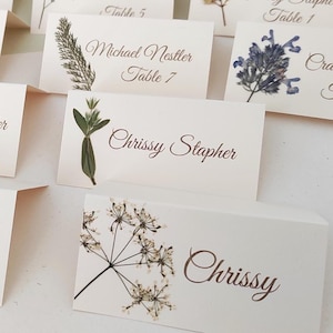 Personalisierte Hochzeit Platzkarten mit echten Blumen, Hochzeit Tischkarten für Hochzeit im Freien, Gartenhochzeit. Benutzerdefinierte Platzierungskarten.