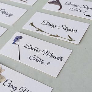Segnaposto personalizzati per matrimoni con fiori VERI. Apparecchiature con fiori. Segnaposto da tavolo per matrimoni in giardino.